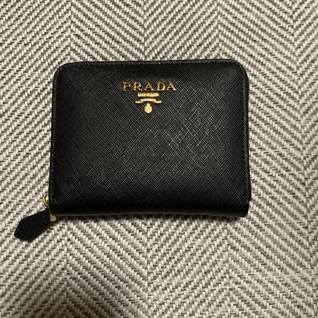 プラダ財布