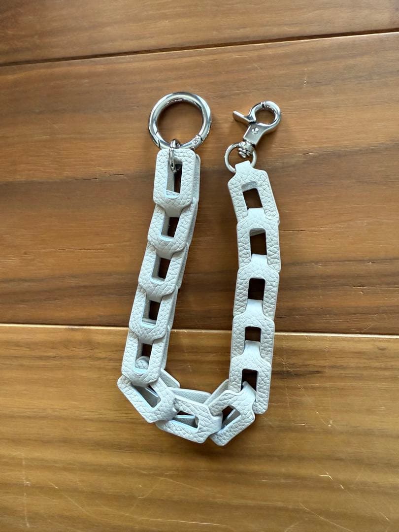 DEMIU iPhone16proケース　ストラップつき