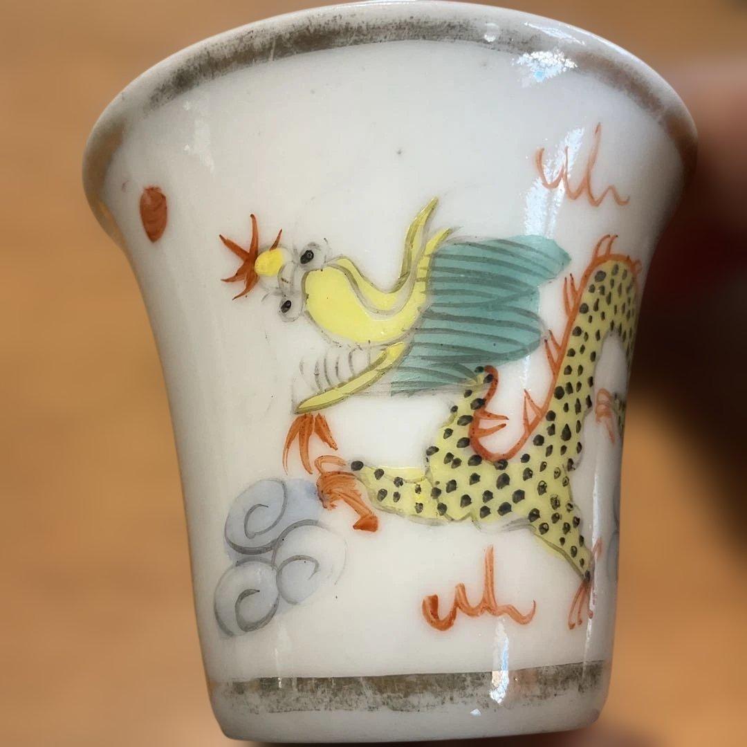 ドラゴンと鳥の絵柄の陶器カップ