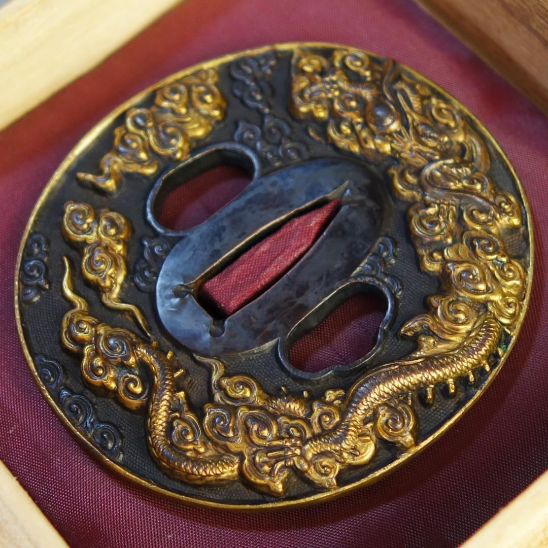 【 赤銅魚子地 高肉彫 鍍金 雲龍図鍔 】(鍔箱・布団付) 鍔 鐔 刀装具 武具