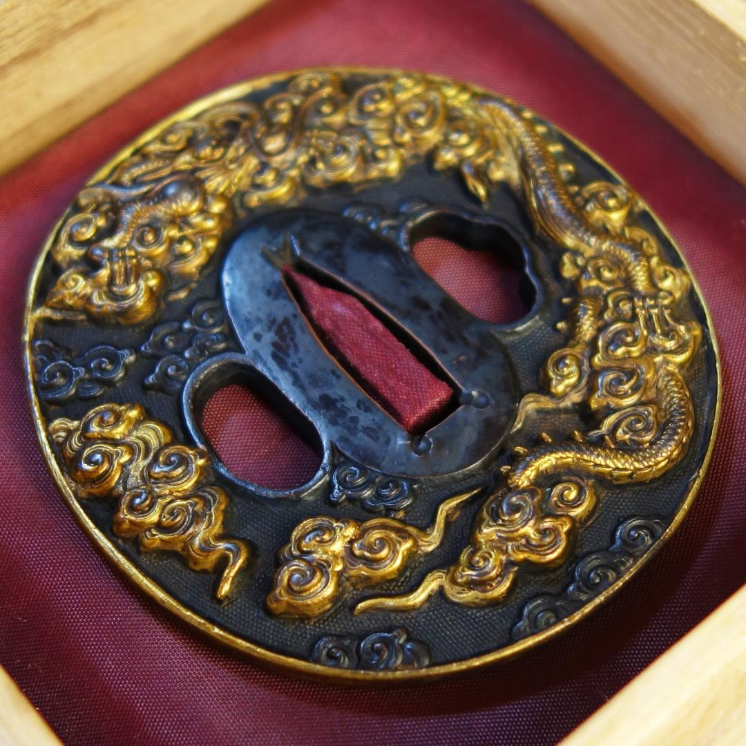 【 赤銅魚子地 高肉彫 鍍金 雲龍図鍔 】(鍔箱・布団付) 鍔 鐔 刀装具 武具