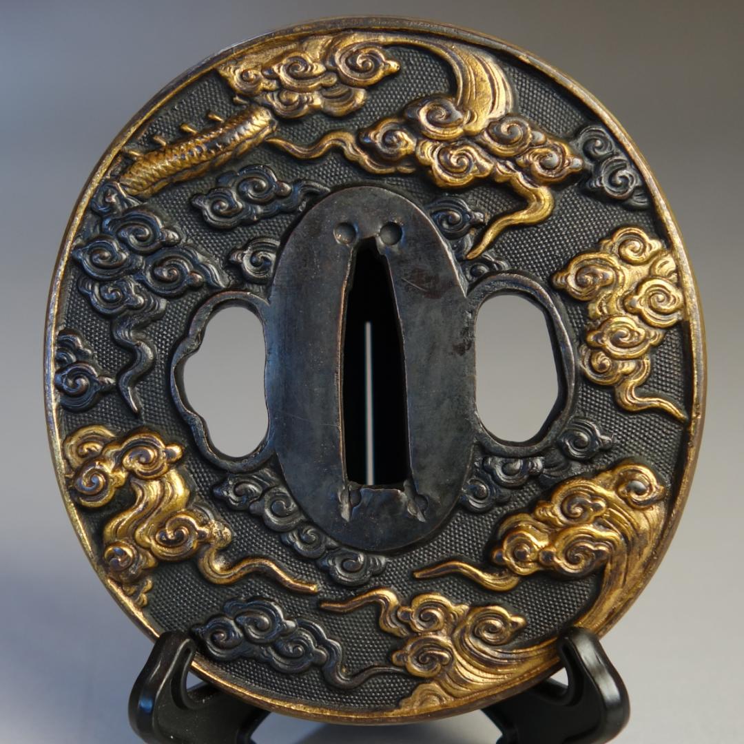 【 赤銅魚子地 高肉彫 鍍金 雲龍図鍔 】(鍔箱・布団付) 鍔 鐔 刀装具 武具