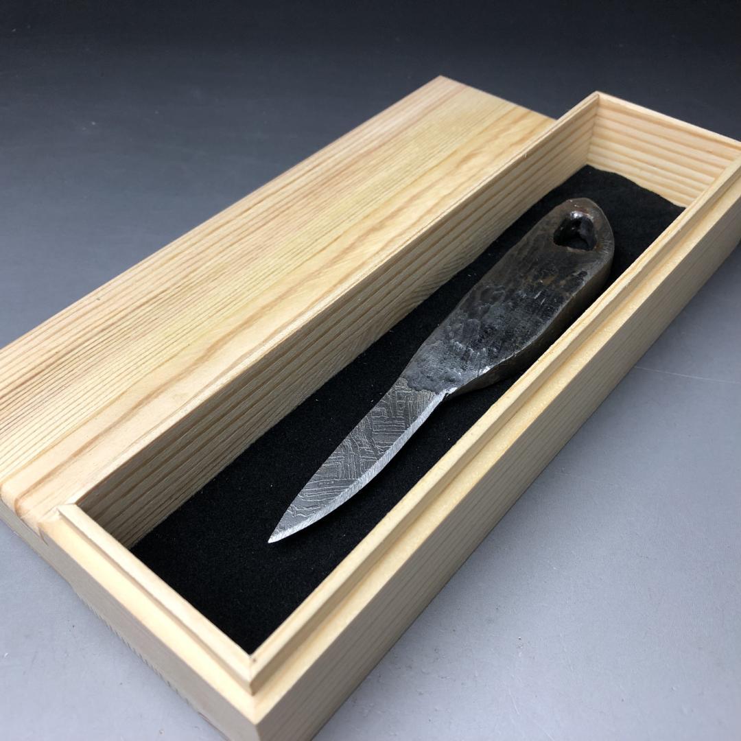 アルタイ隕石　 鉄隕石　メテオライト　模造刀　重さ約152ｇ 共箱