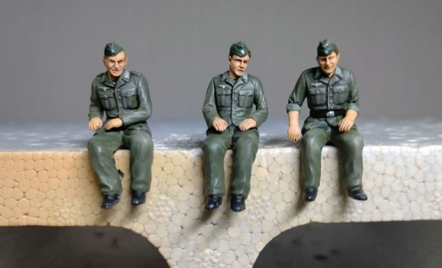 タミヤ模型 完成品 1/35 ドイツ18トン重ハーフトラック ドイツ兵9体付き