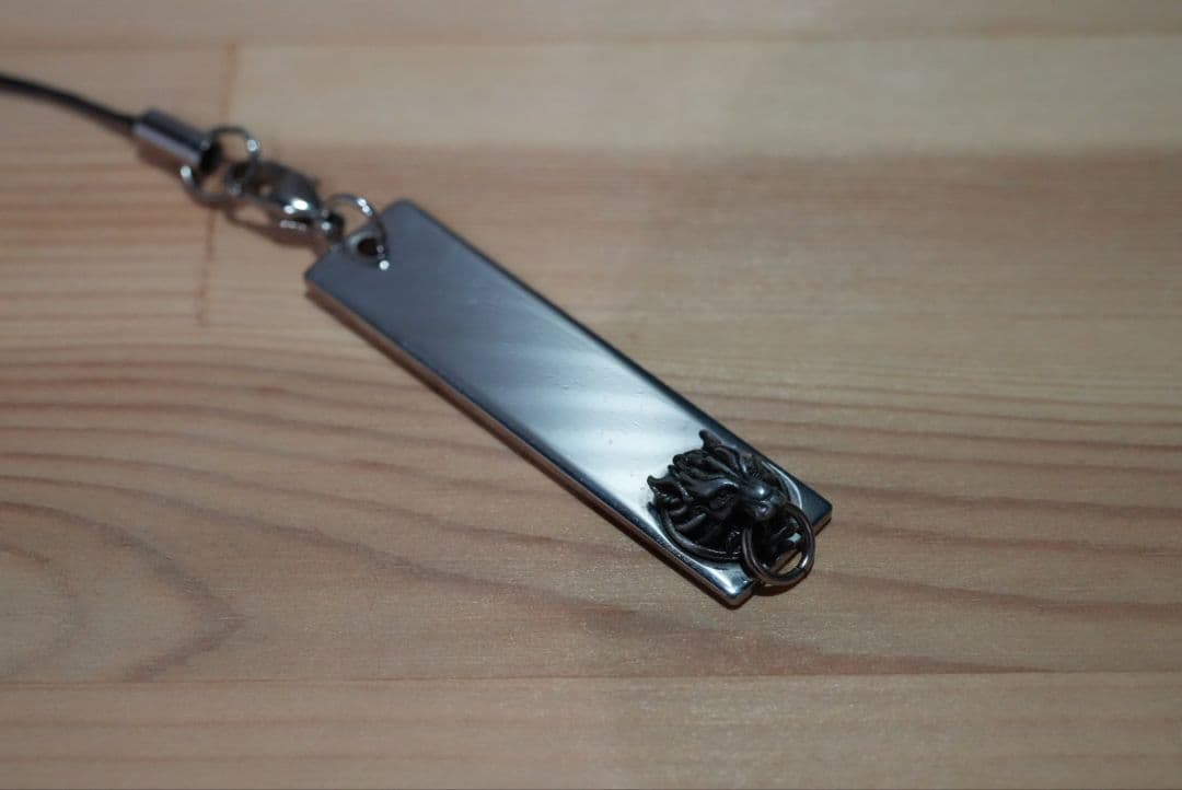 ドコモ FOMA P900iV クラウドブラック FF7ACストラップ付