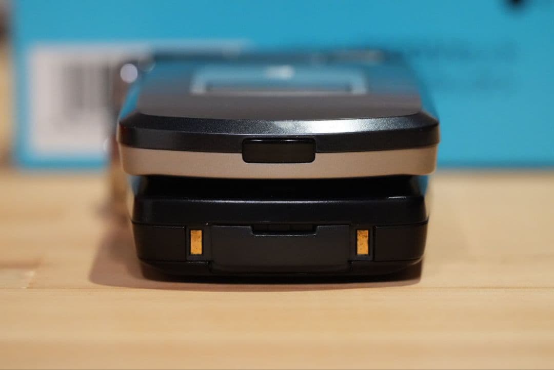 ドコモ FOMA P900iV クラウドブラック FF7ACストラップ付