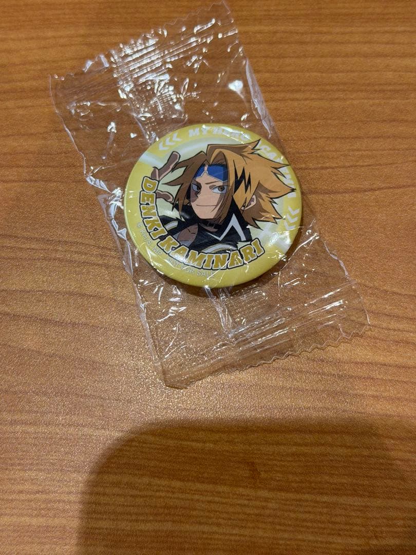 デク イラスト入りピンバッジ