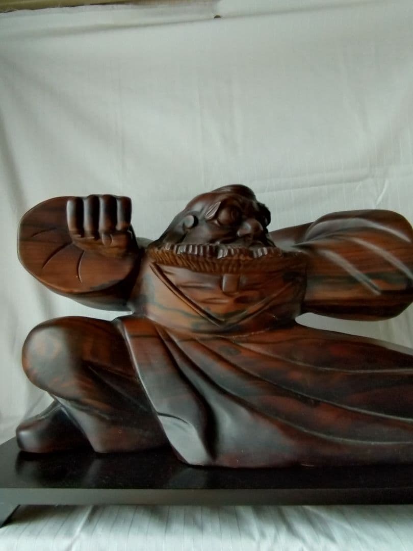 まもる。少林寺拳法木彫達磨（赤檀彫刻）置台付き