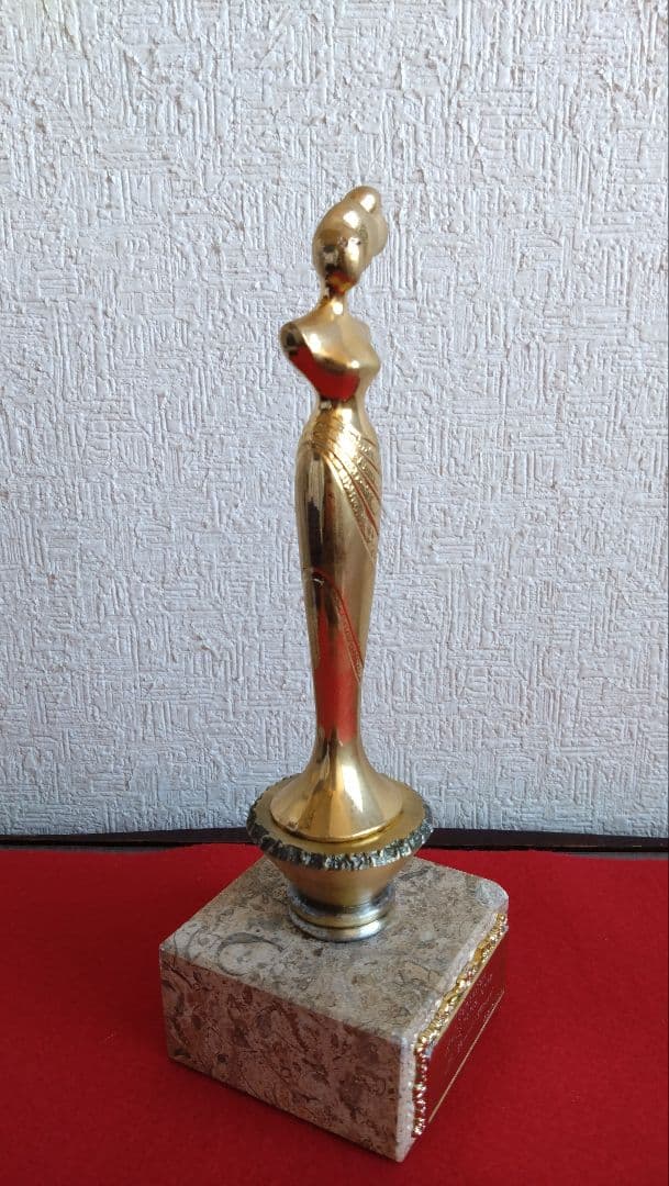 人見友紀　伝説の逃亡画家　トロフィー