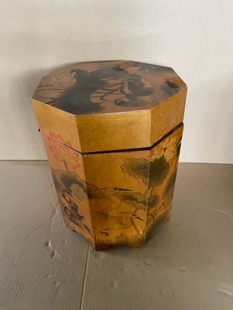 八角形の花柄漆塗り箱