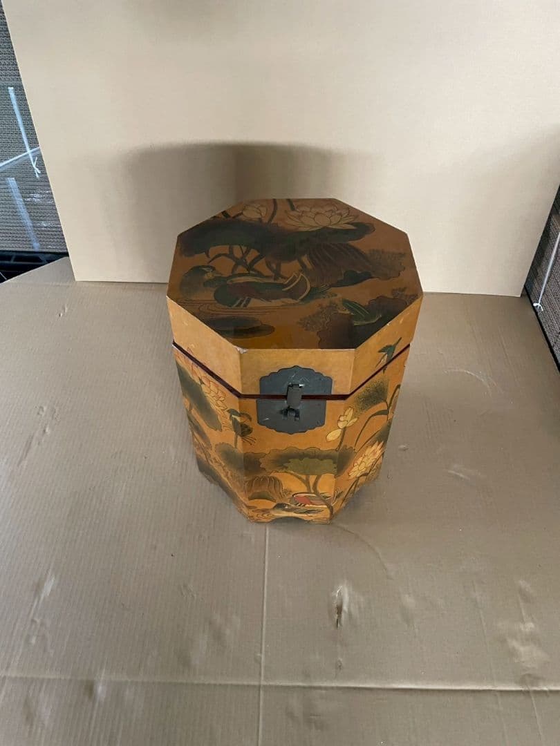 八角形の花柄漆塗り箱