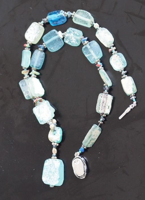 奇麗に銀化したフラット・ローマン・ガラス・ビーズとモザイク・ビーズ片の一連