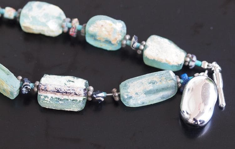 奇麗に銀化したフラット・ローマン・ガラス・ビーズとモザイク・ビーズ片の一連