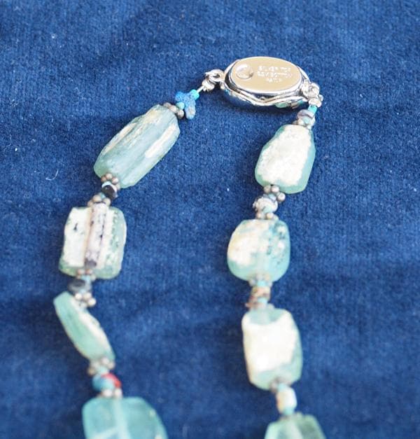 奇麗に銀化したフラット・ローマン・ガラス・ビーズとモザイク・ビーズ片の一連