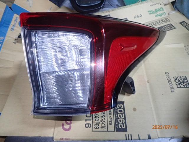 c*n様 プリウス ZVW50 後期 テールライト 右 81550-47470