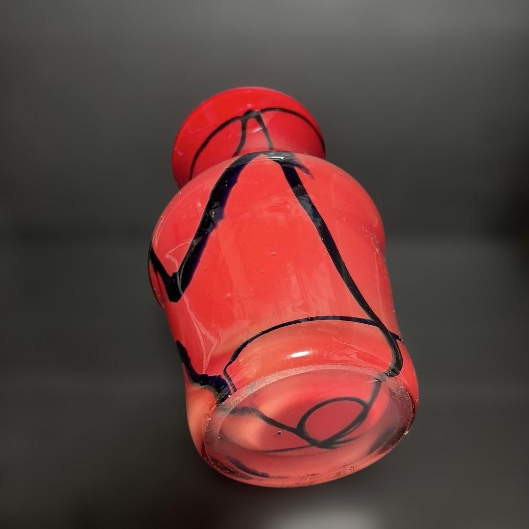 カメオ溶岩赤いガラス花瓶 黒い線装飾