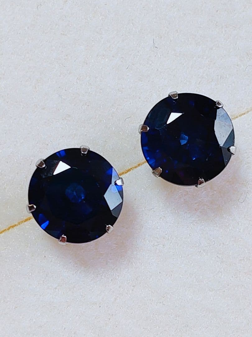 新入荷 未使用品 pt900 大粒天然ブルーサファイア ピアス