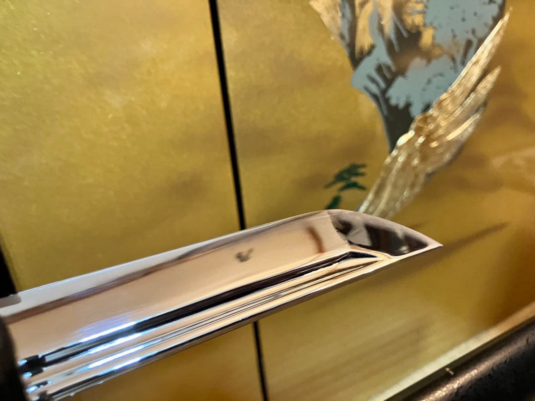 【美品】居合刀　模造刀 龍と鶴の目貫・波文鍔・黒鞘付／高級刀掛＆刀袋付き