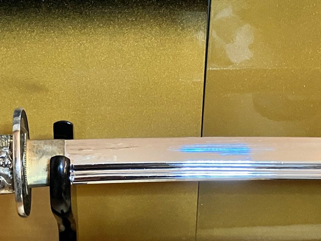 【美品】居合刀　模造刀 龍と鶴の目貫・波文鍔・黒鞘付／高級刀掛＆刀袋付き