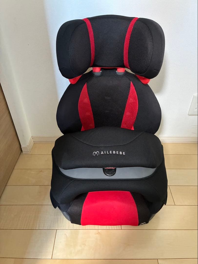 AILEBEBE ジュニアシート 黒/赤。