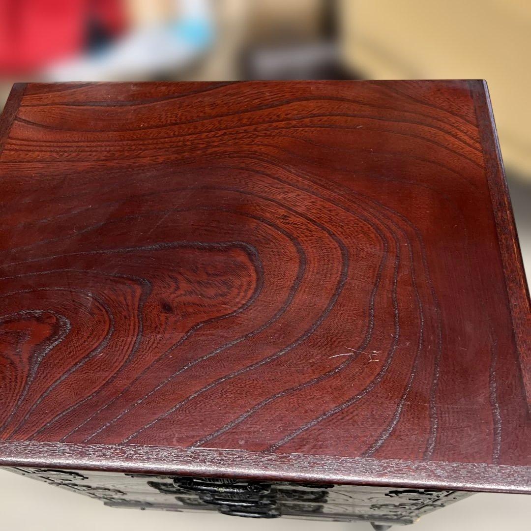 木製箪笥 赤褐色 彫刻デザイン