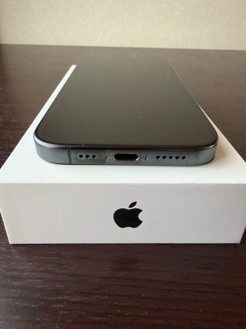 【極上美品】iPhone 15 Pro 128GB（ブラックチタニウム）