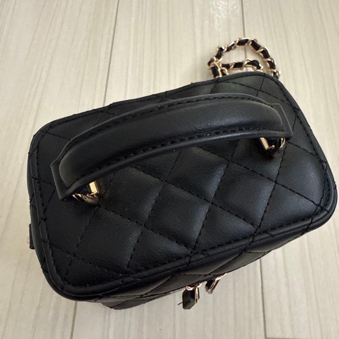 【ゴールドパーツ】ダーリッチ　キルティングスクエアミニバッグ　ブラック