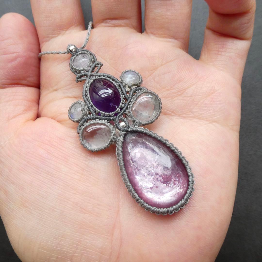 レピドライトと4種類の天然石のマクラメネックレス