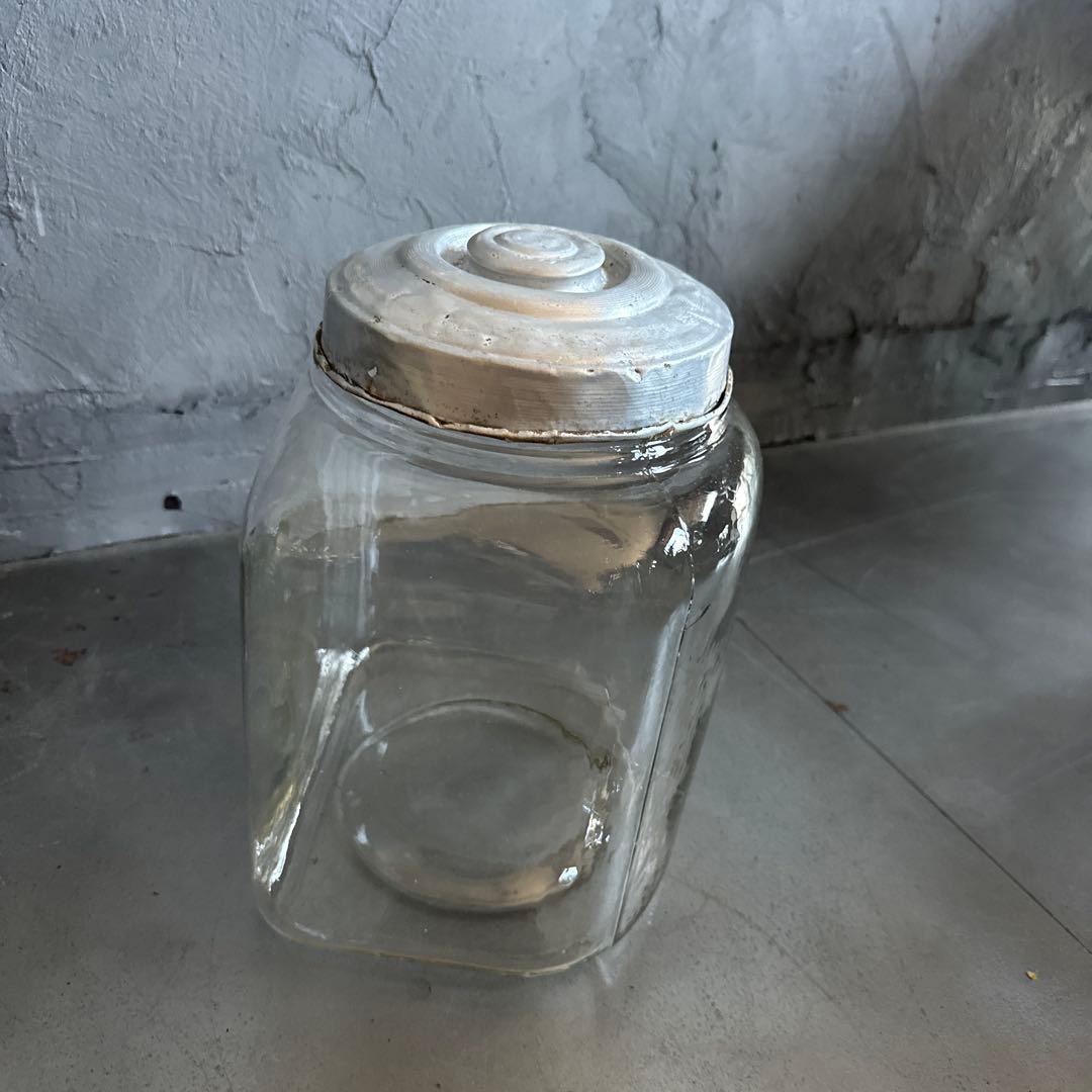 ヴィンテージガラス製　四角い瓶 金属蓋付き