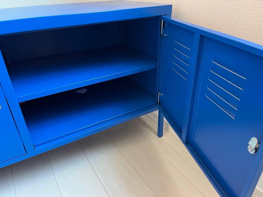 青い金属製テレビボード