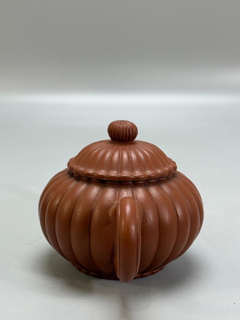 中国茶器　紫砂壺　宜興 在銘 朱泥 菊形 急須 底款：顧景舟