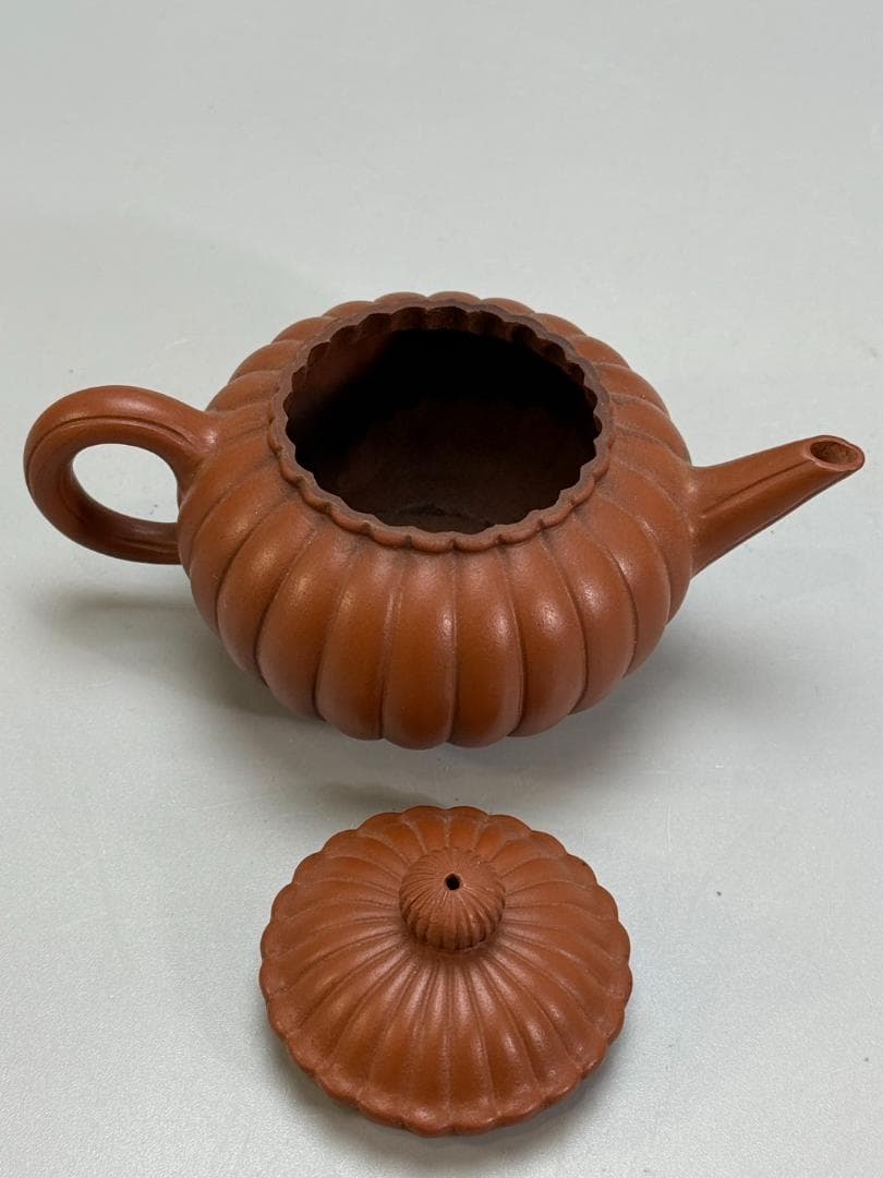 中国茶器　紫砂壺　宜興 在銘 朱泥 菊形 急須 底款：顧景舟