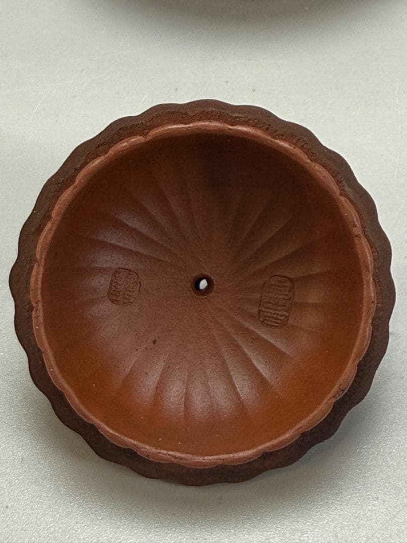 中国茶器　紫砂壺　宜興 在銘 朱泥 菊形 急須 底款：顧景舟