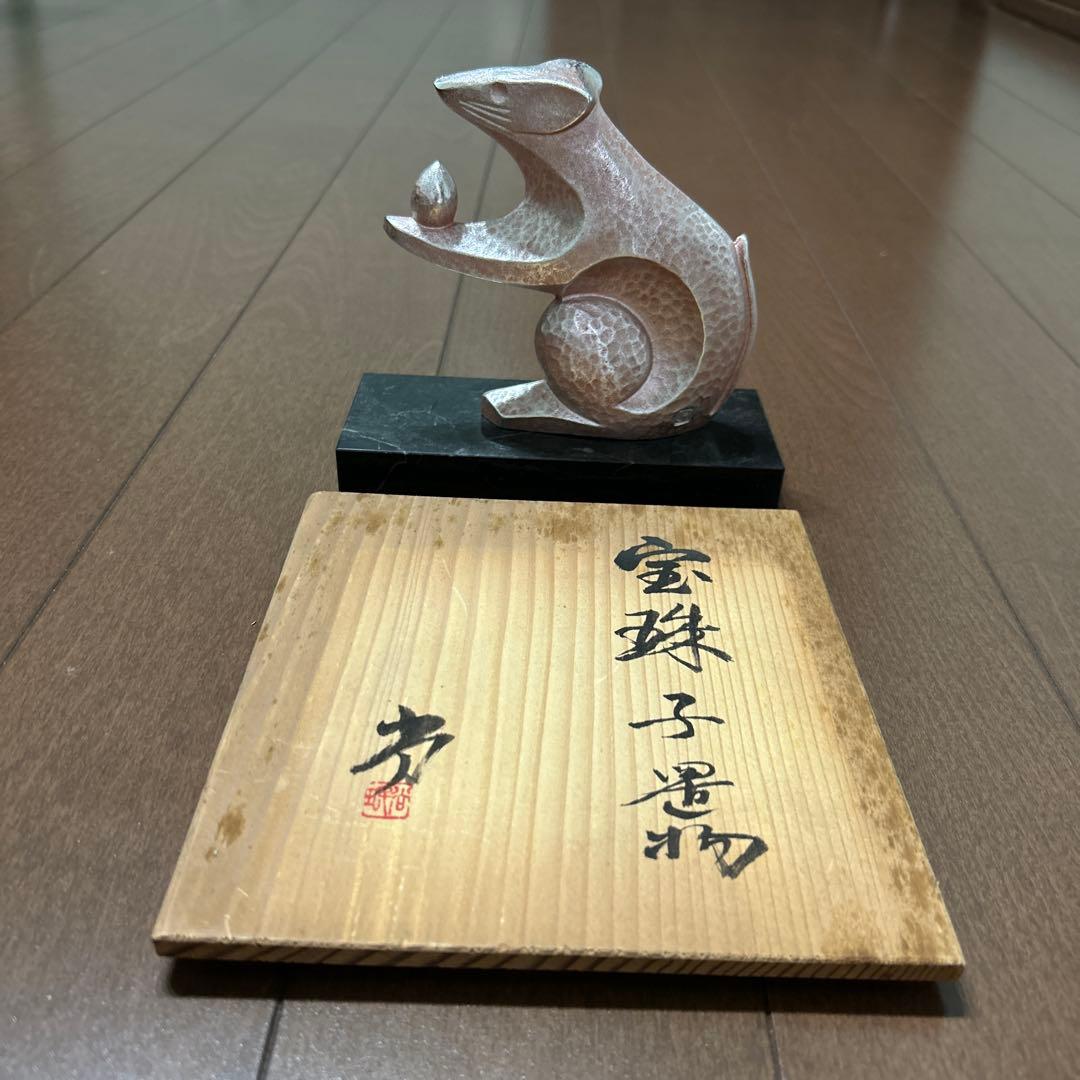 金属製ネズミの置物 黒色石台付き