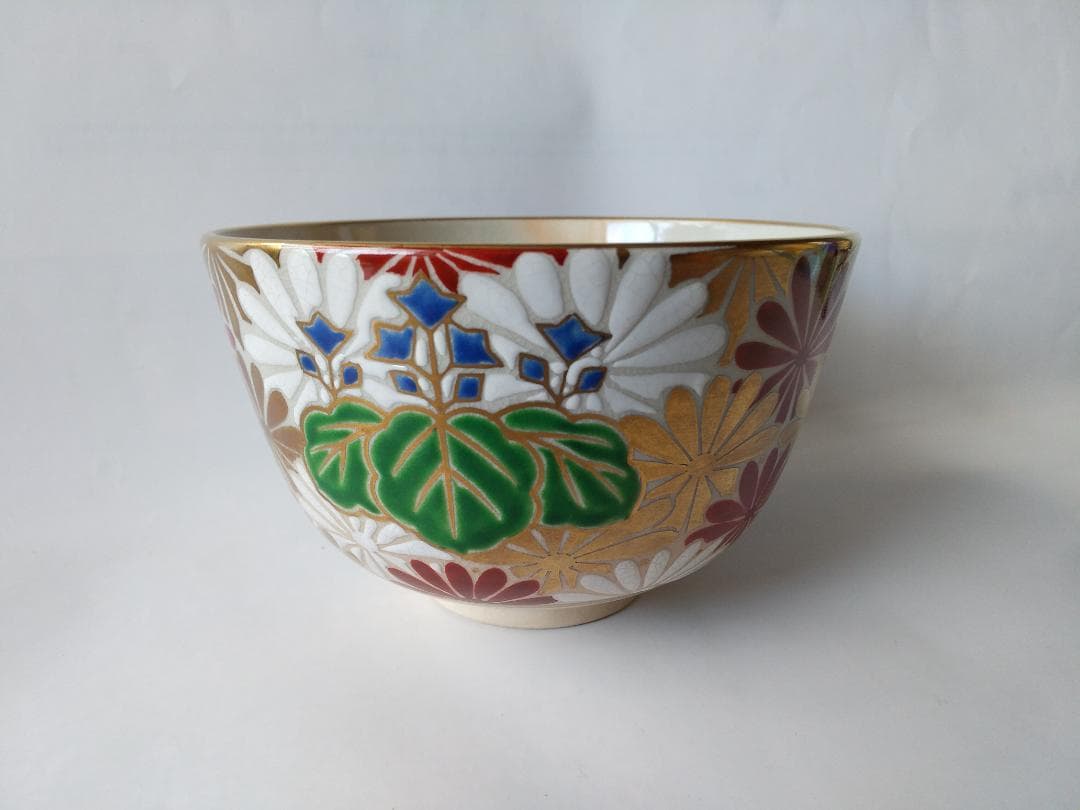 京焼 加藤松香 菊桐絵 茶碗 茶道具 共箱 新品 未使用 保管品 です。