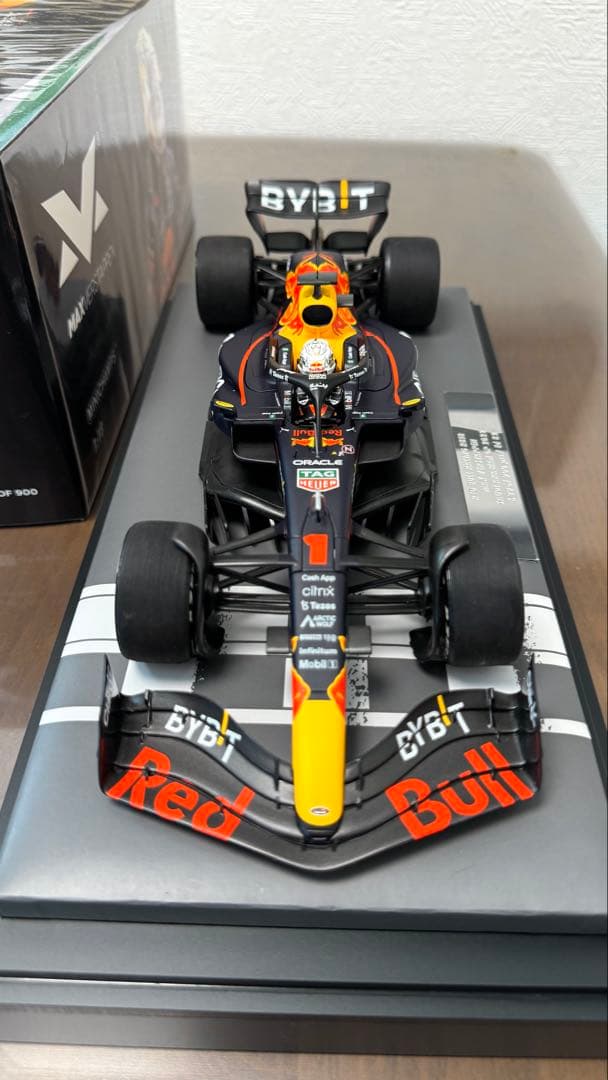 ミニチャンプス Red Bull モデルカー 1/18 RB18