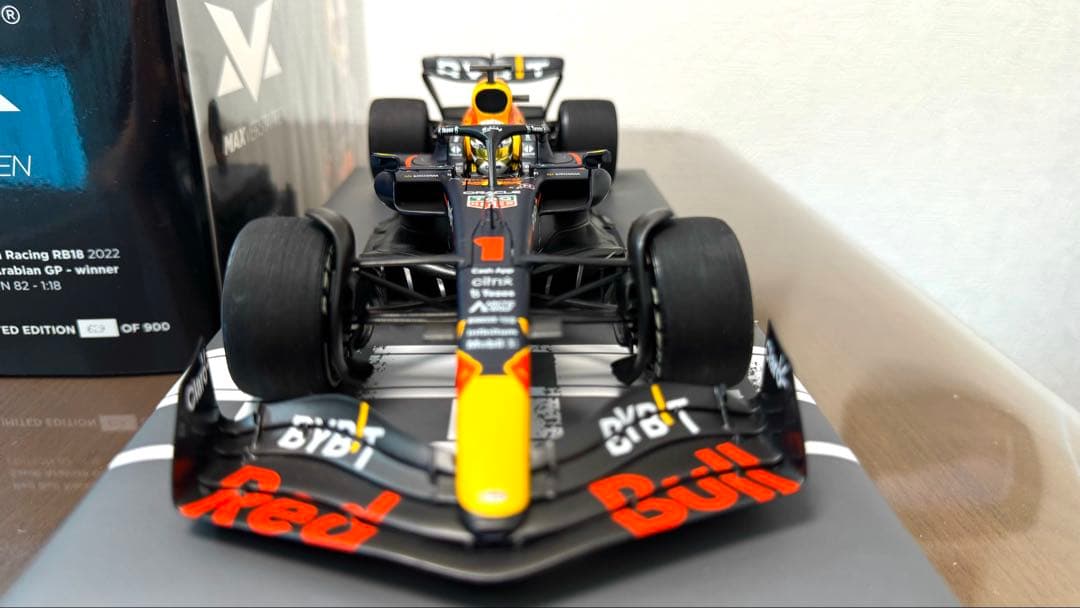ミニチャンプス Red Bull モデルカー 1/18 RB18