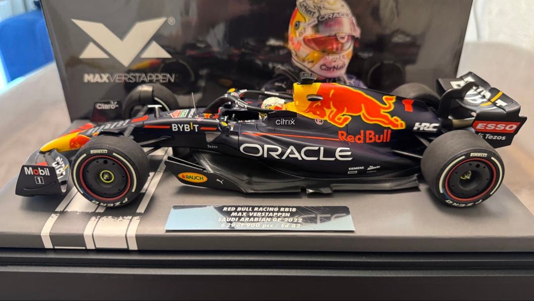 ミニチャンプス Red Bull モデルカー 1/18 RB18