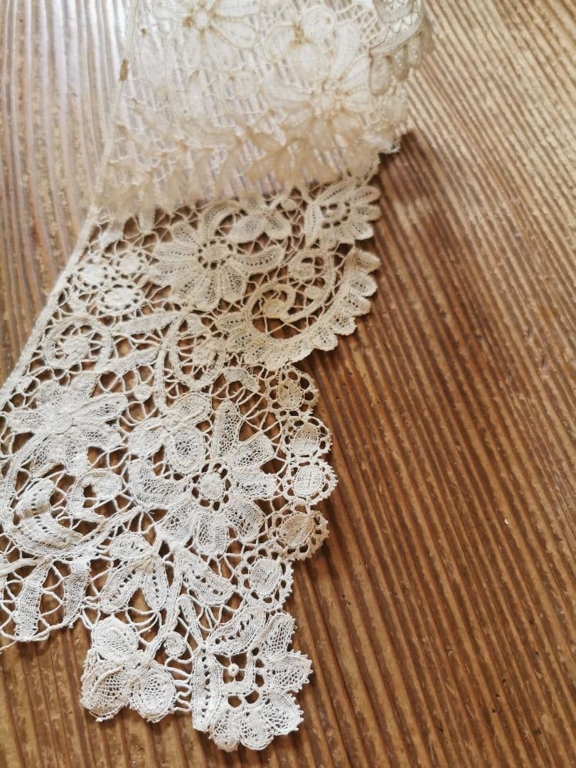 アンティーク 二輪のポワンドローズ デュセスレース 西洋菊 三つ葉 額装にも