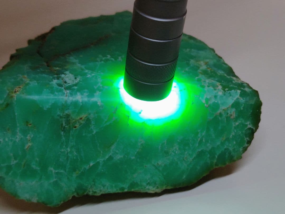 クリソプレーズ 817g ヒスイ 翡翠 瑪瑙 原石 鑑賞石 自然石 誕生石 鉱物