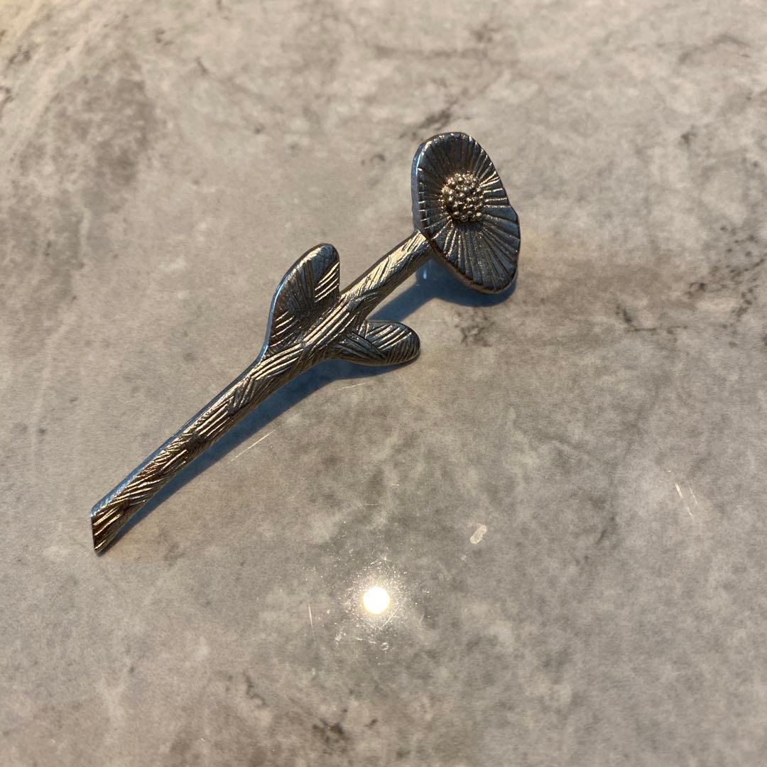 【ミナペルホネン 】花デザインの金属製ブローチ