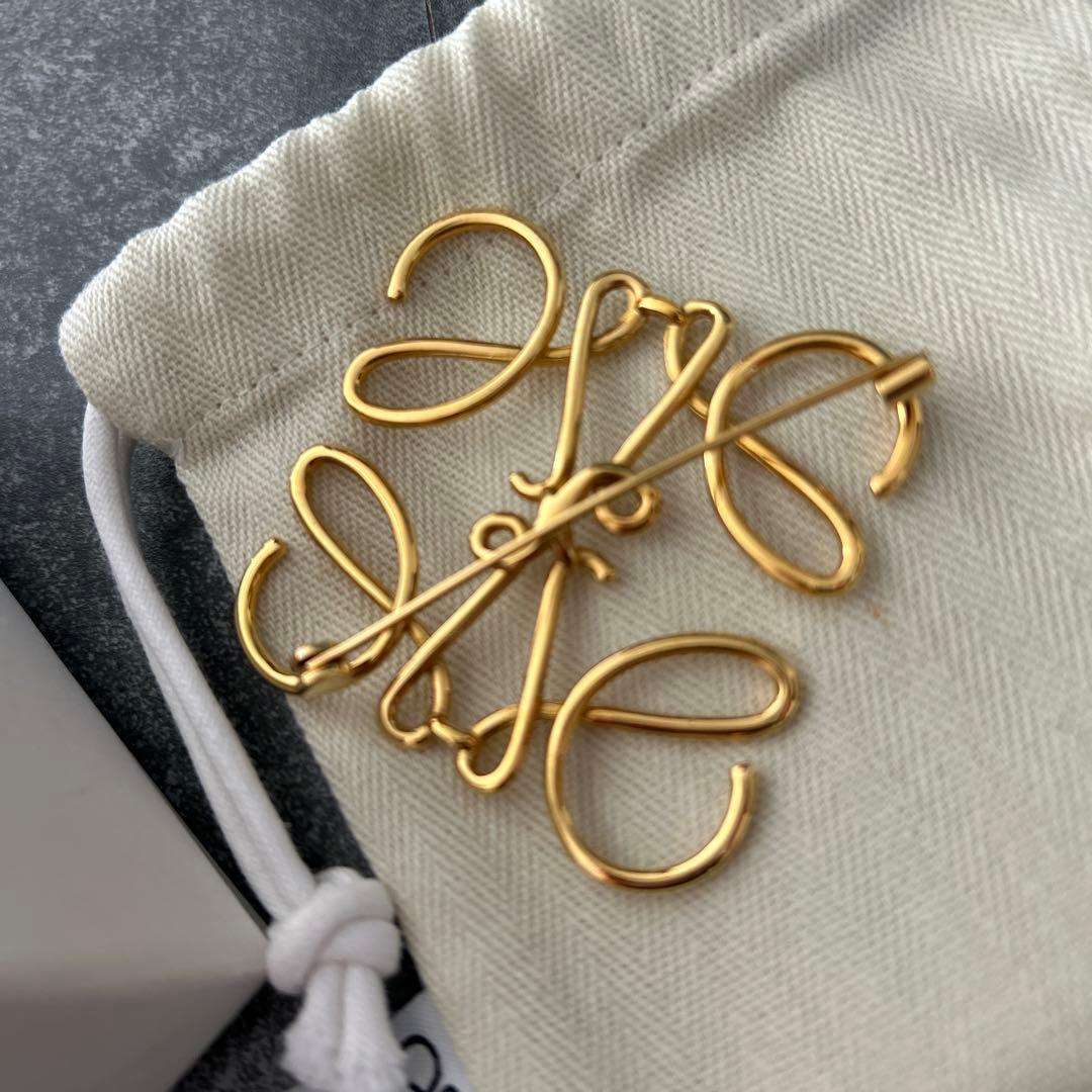 ロエベ　アナグラムブローチ