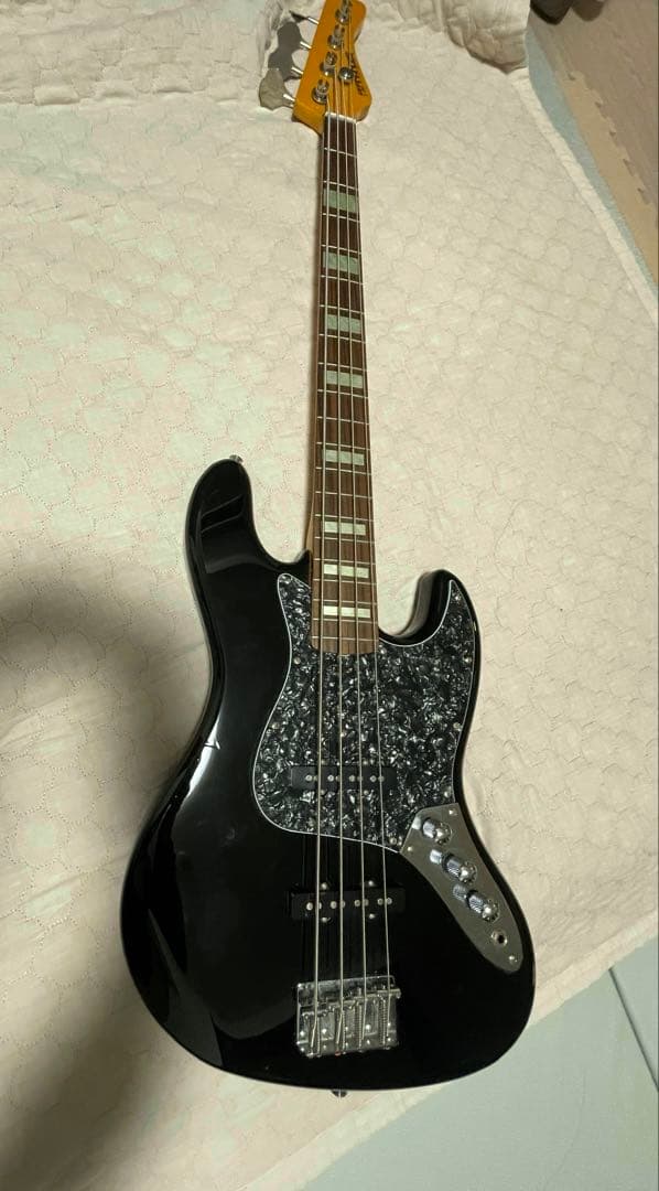 フェルナンデス　ブラックジャズベース(ノーマルピックガード付き)