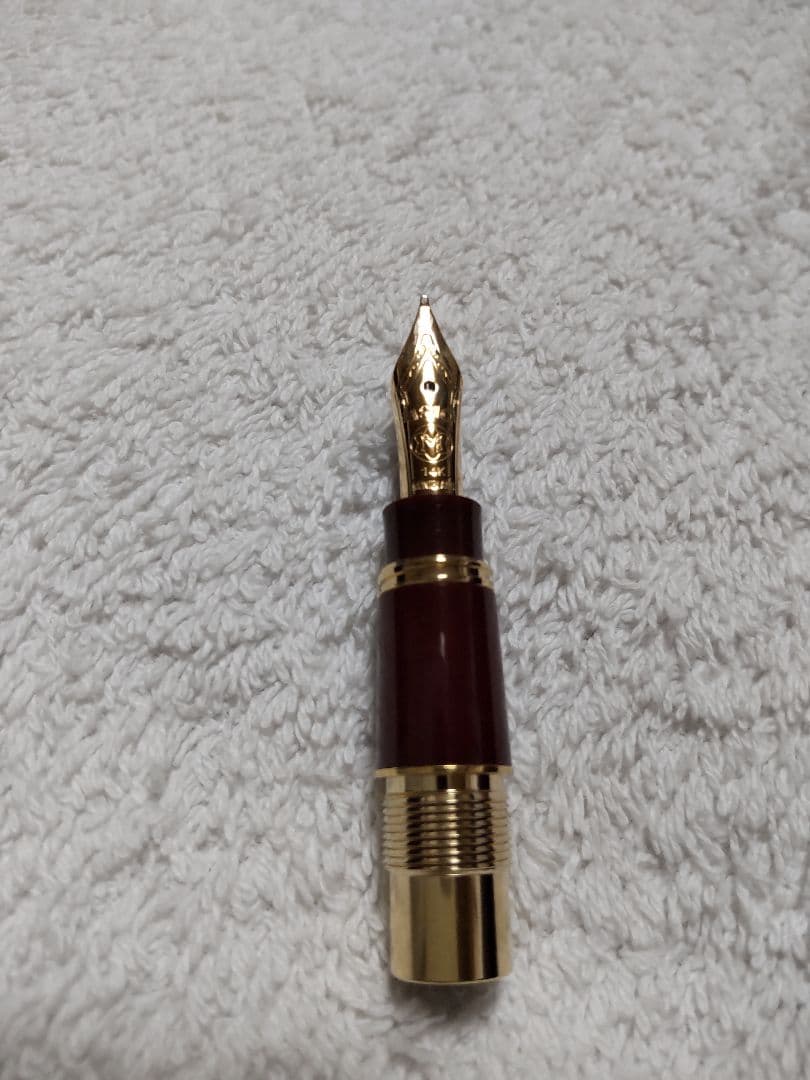 モンブラン114『モーツァルト』の、赤軸×金の万年筆(ペン先はFです。)
