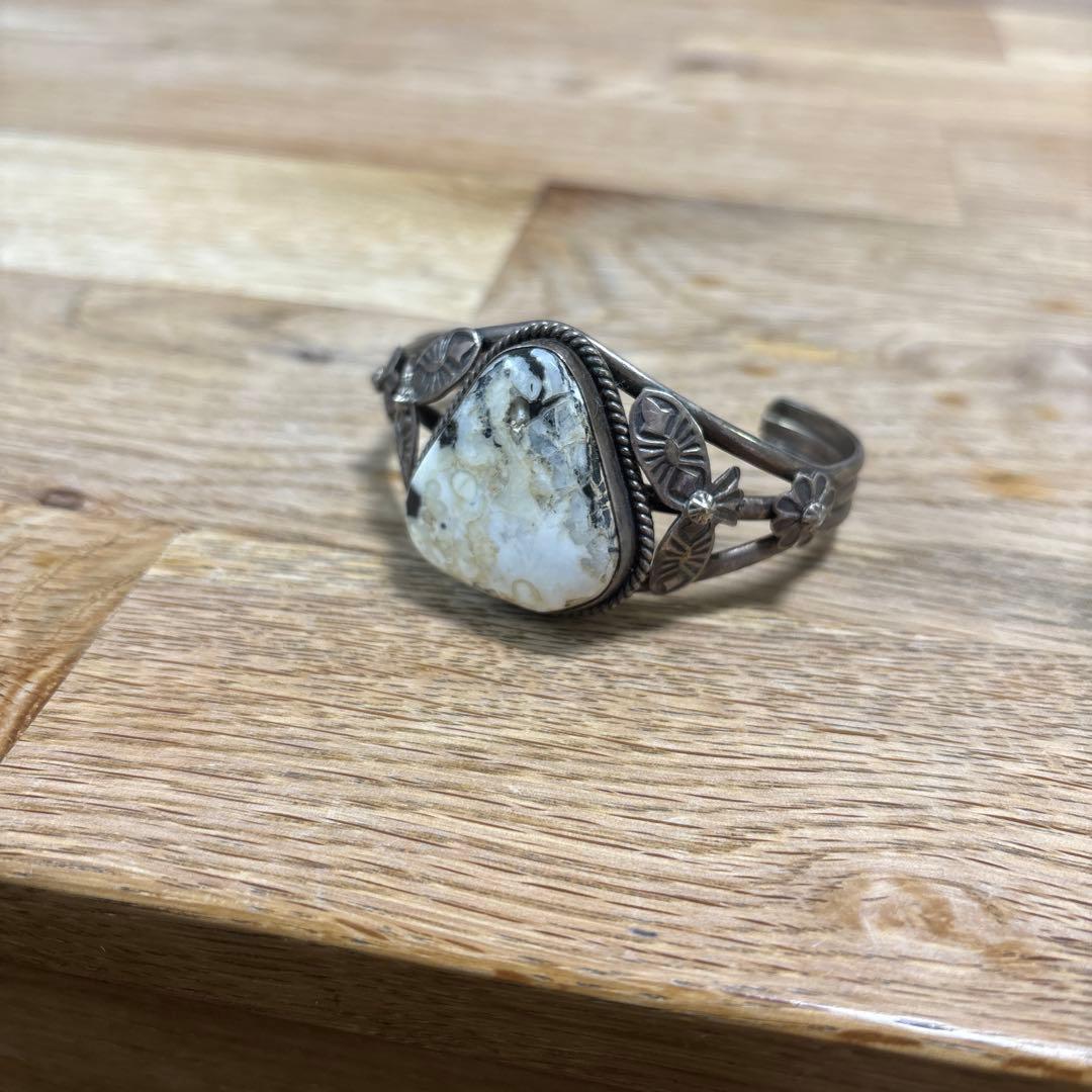 シルバー バングル 三角形の石 花の装飾