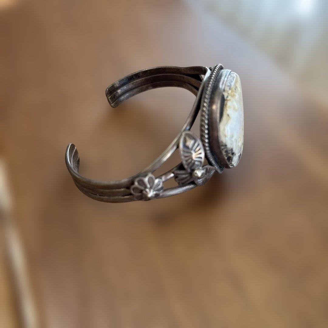 シルバー バングル 三角形の石 花の装飾