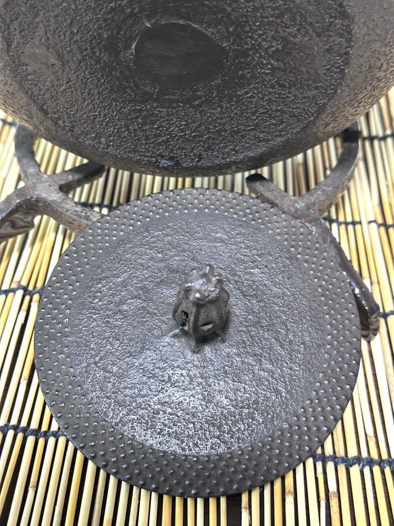 新品、供箱等付属品付　南部藤枝工房　藤枝昌行作　１５型アラレ　南部鉄瓶　南部鉄器