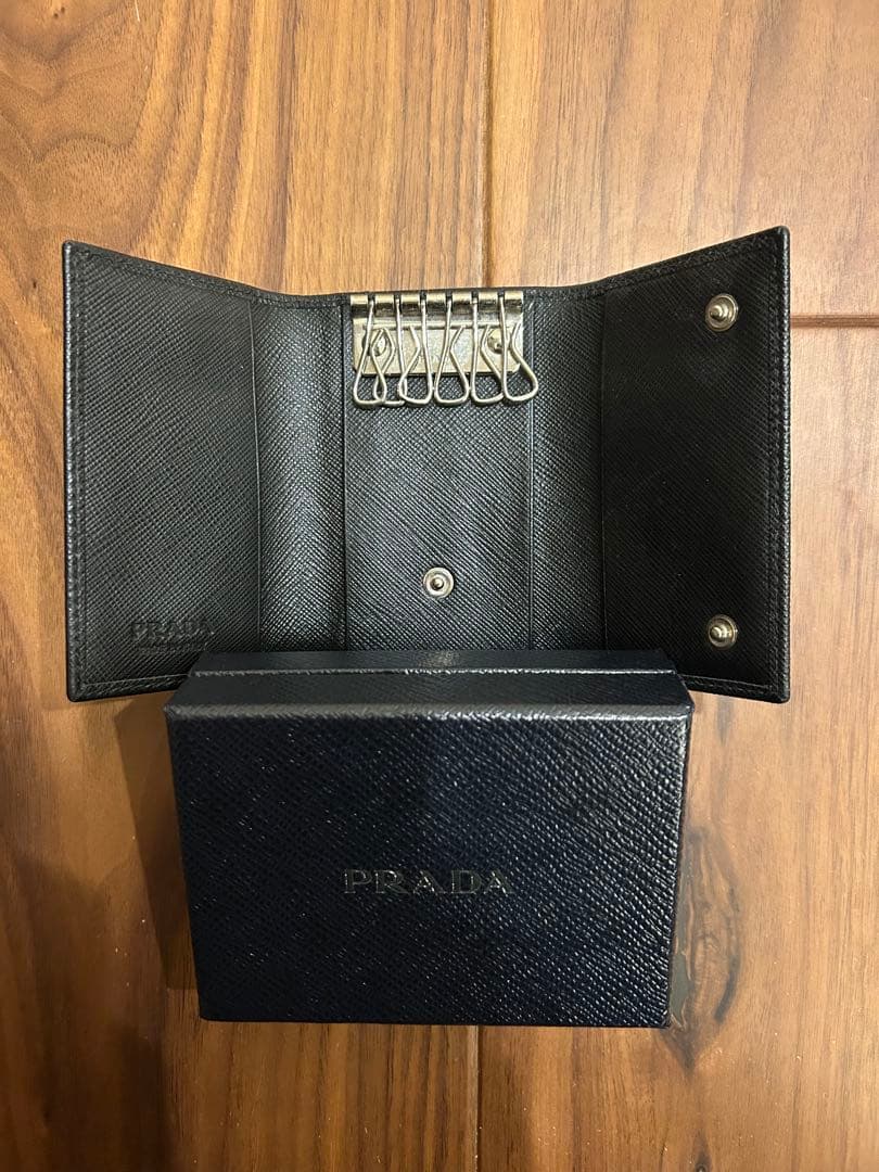 マ*ン様 ✴︎美品 PRADA プラダ キーケース 箱・ギャランティカード付き