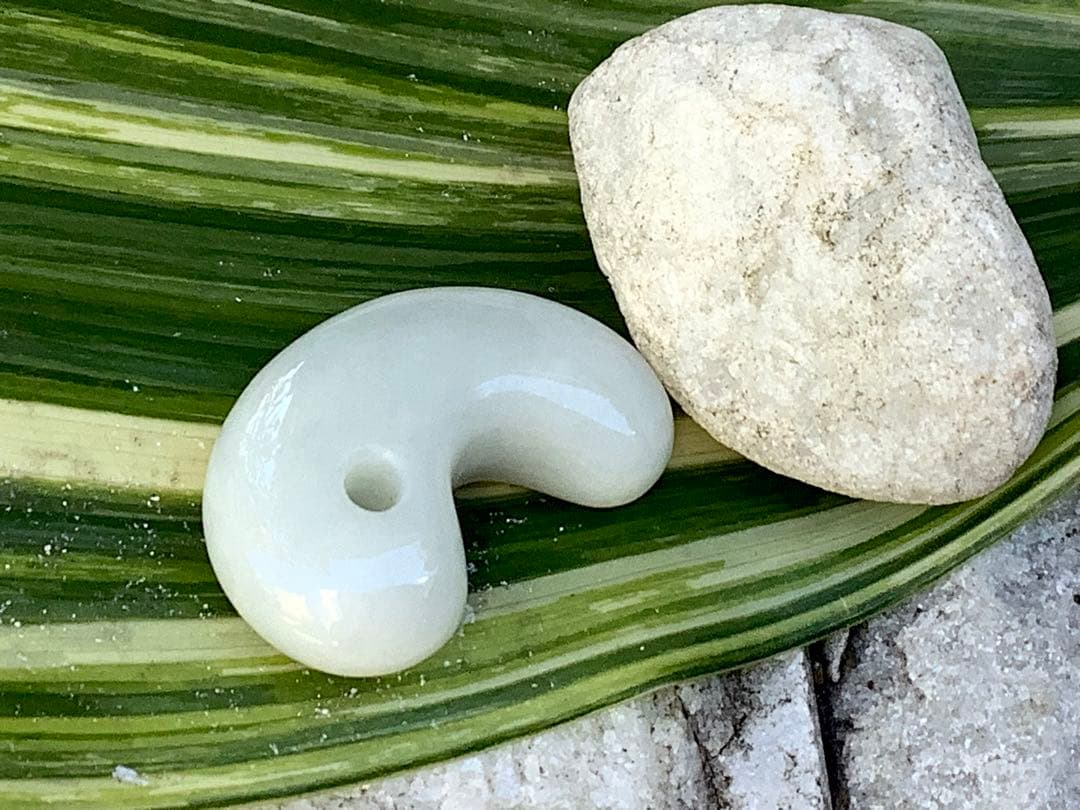 ✳極上品種のアイスジェイド氷　糸魚川翡翠勾玉　一生物の本物　お値段に自信　鑑別付