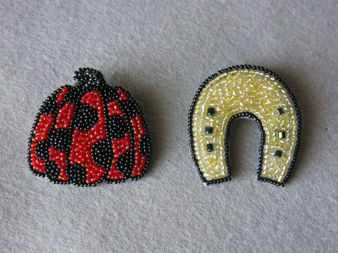 【あい】pumpkin赤、馬の蹄ブローチ